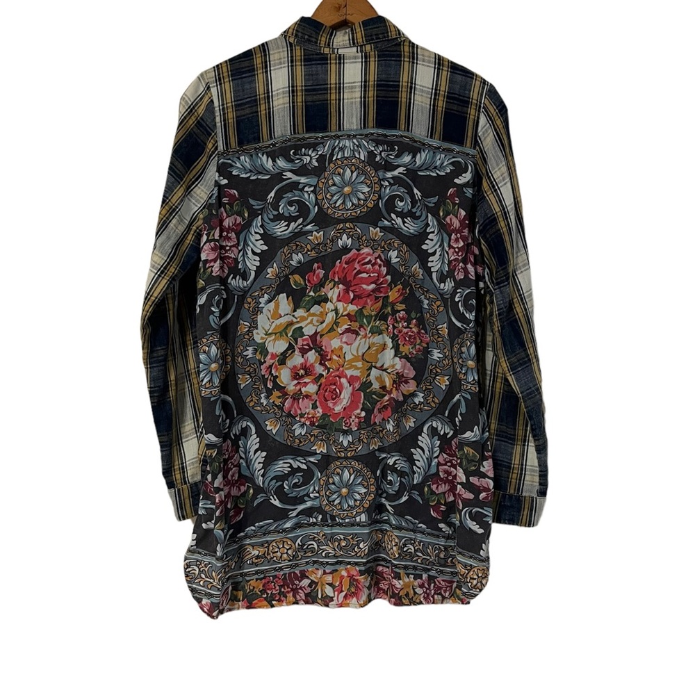 Soft surroundings women Blue/yellow paid buttons down with floral back